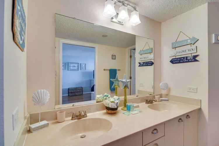 Clearwater Beachfront Condo w/ Heated Pool Access!