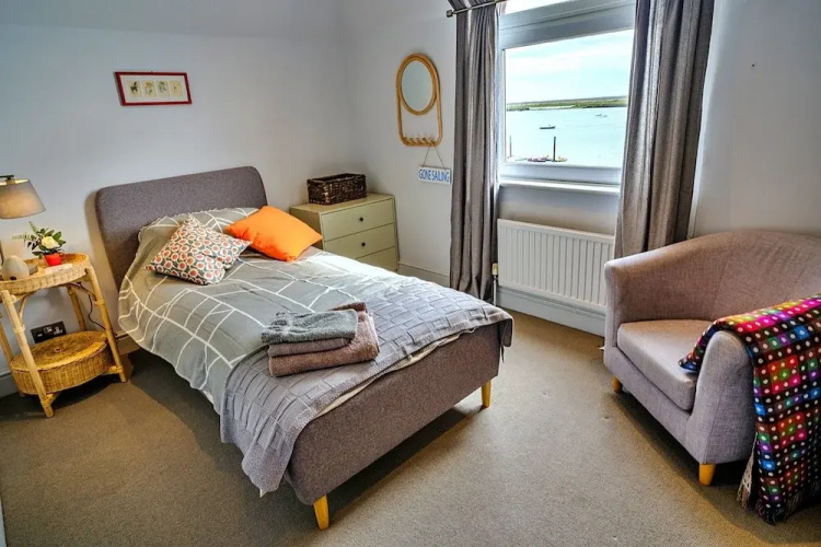 Apartment in Burnham With River Views
