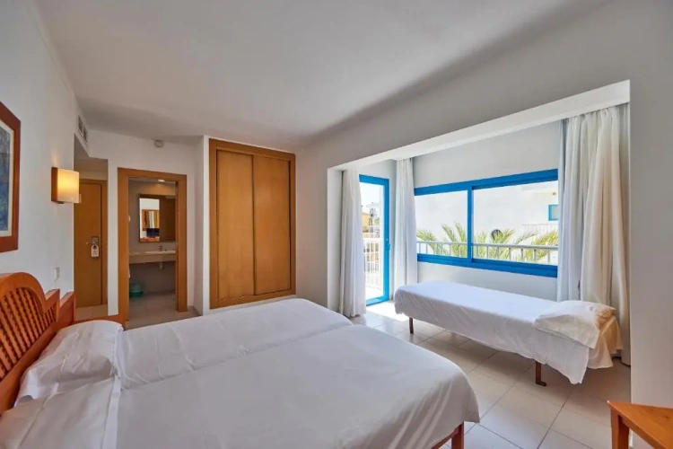 Standard Triple room