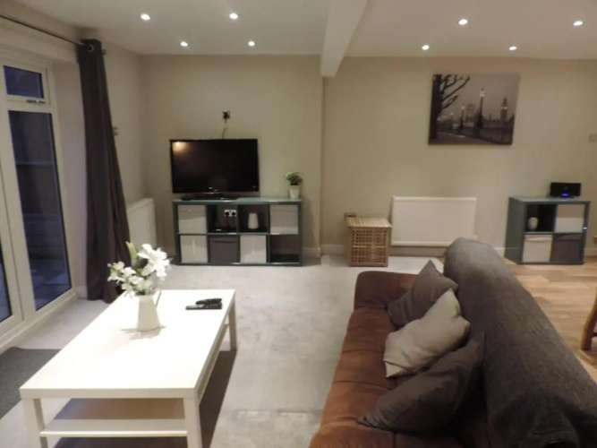 4 Bed Farnborough Air Accommodation