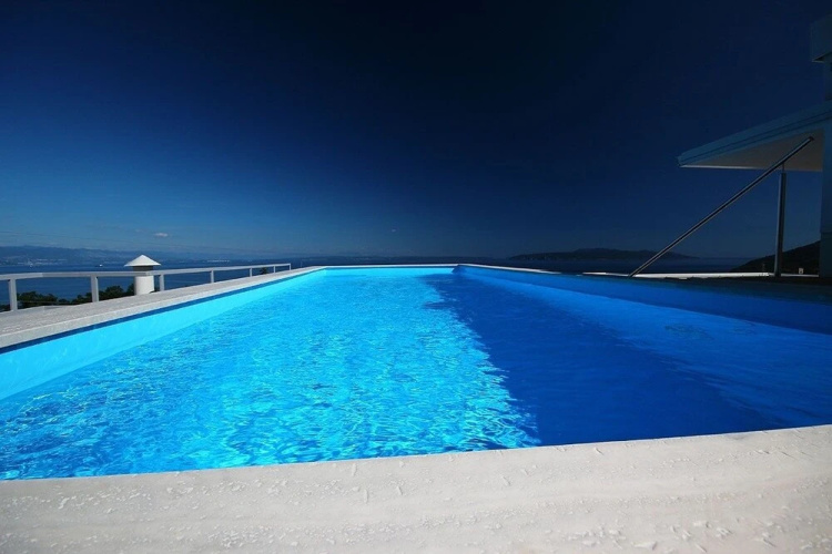 Designed Apartment with Rooftop Pool
