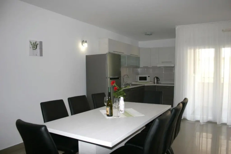 3 Bedrooms Apartment