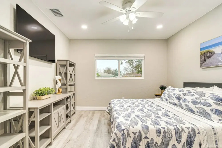 Private Hot Tub: Breezy Seminole Stay!