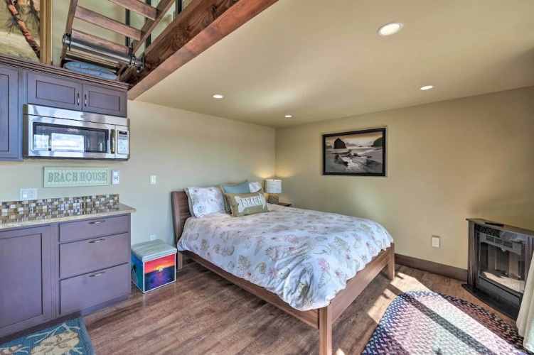 Similk Bay Retreat With Deck, Fire Pit + Hot Tub!