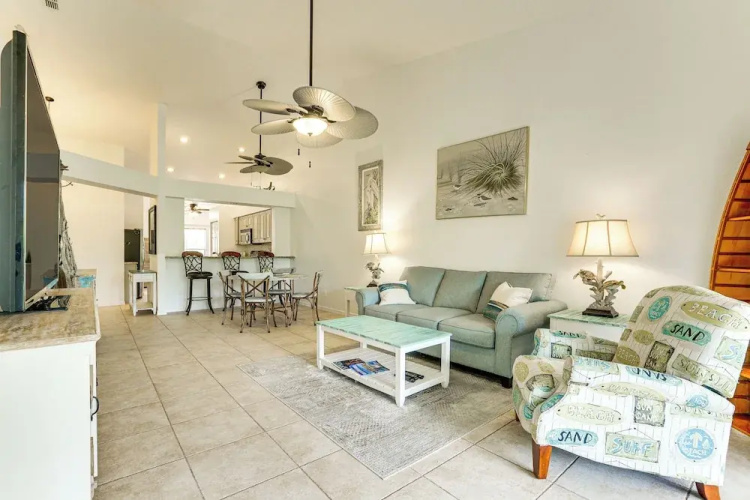 5 Mi to Naples Beach - Getaway w/ Screened Lanai!