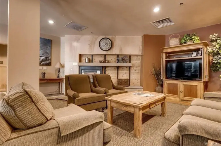 8282 Silver Mill 1 Bedroom Condo by RedAwning