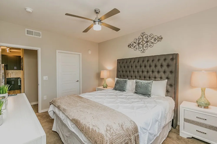Upscale King, Pool View, Close to Kierland w/Parking (316)