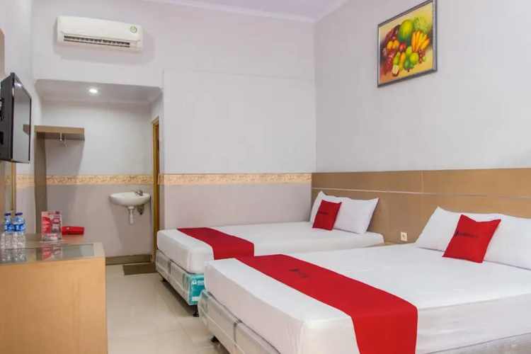 RedDoorz near Goa Panggung