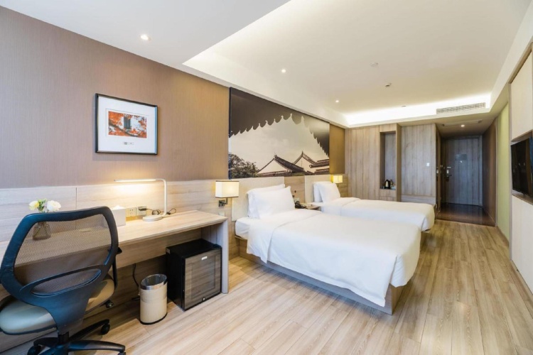 Standard Twin room with lake view