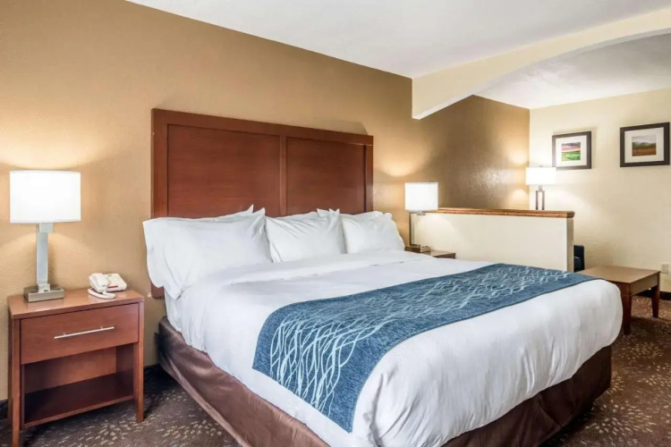 Holiday Inn Exp Stes Hannibal