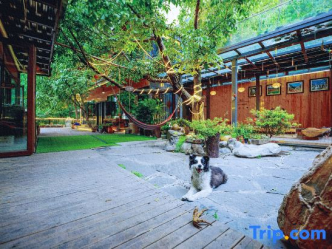 Lixian Mountain Lodge Folk Hotel