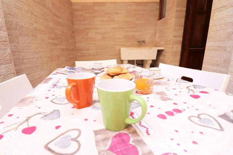Central Apartment With Wi-fi, Air Conditioning And Courtyard Pets Allowed