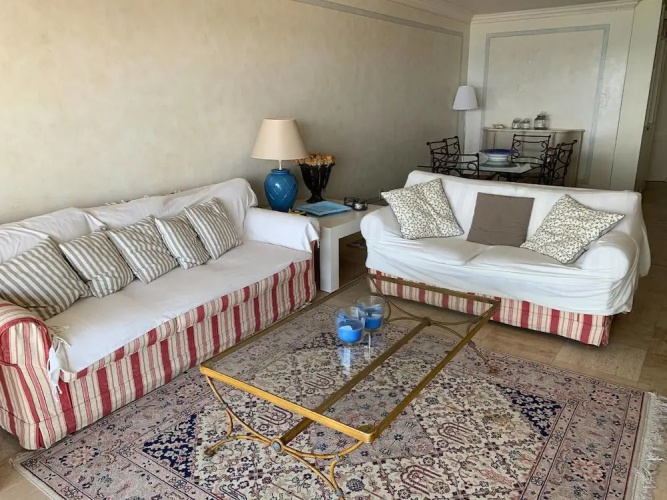 Sea View Flat, beach access by GuestReady