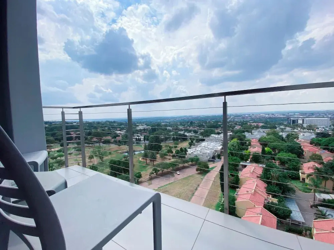 Sandtoncity-apartment-sleeps2-pool-parking