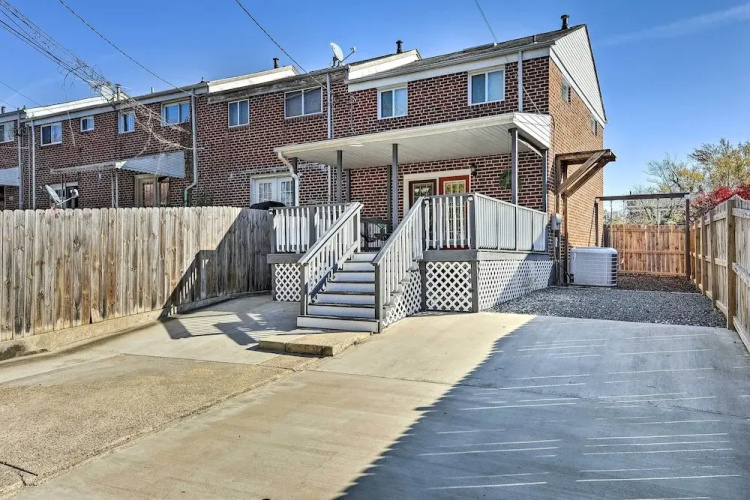 Chic Townhome w/ Deck: 6 Mi to Dtwn Baltimore