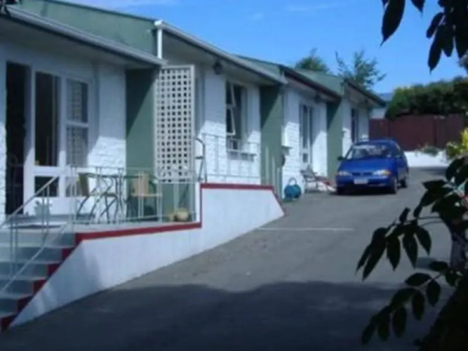 12 White Star Motel