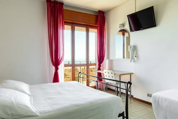 Economy Quadruple room with sea view