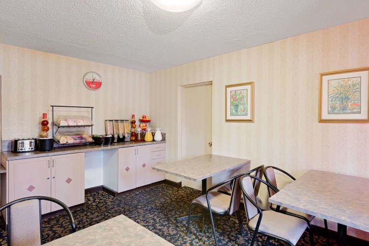 Ramada Limited Calgary Northwest photo 20