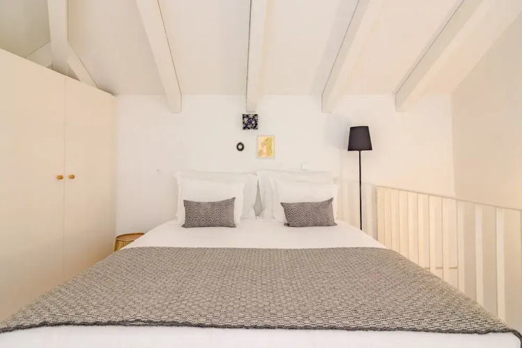 Charming Apartment With Convenient City Access