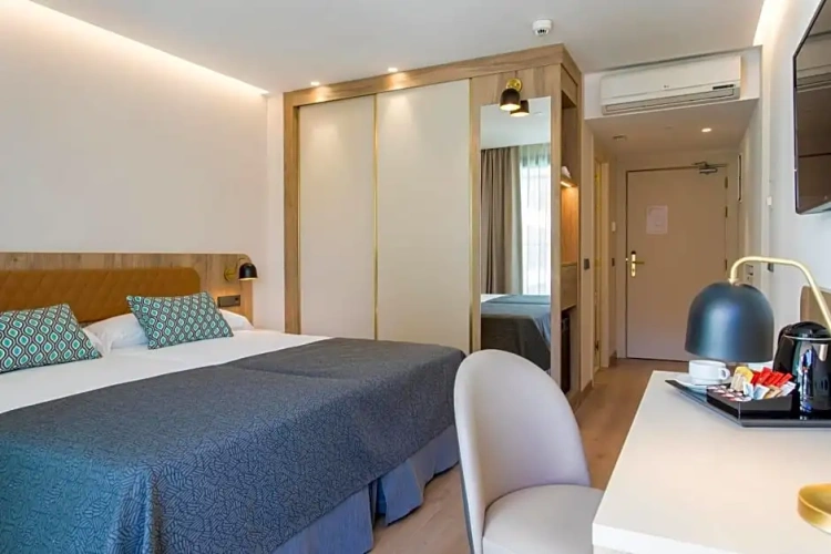 Standard Twin room with pool view