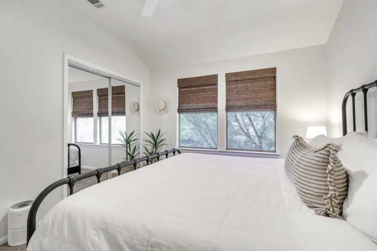 Shaded Getaway w/ BBQ & Fire Pit in Austin!