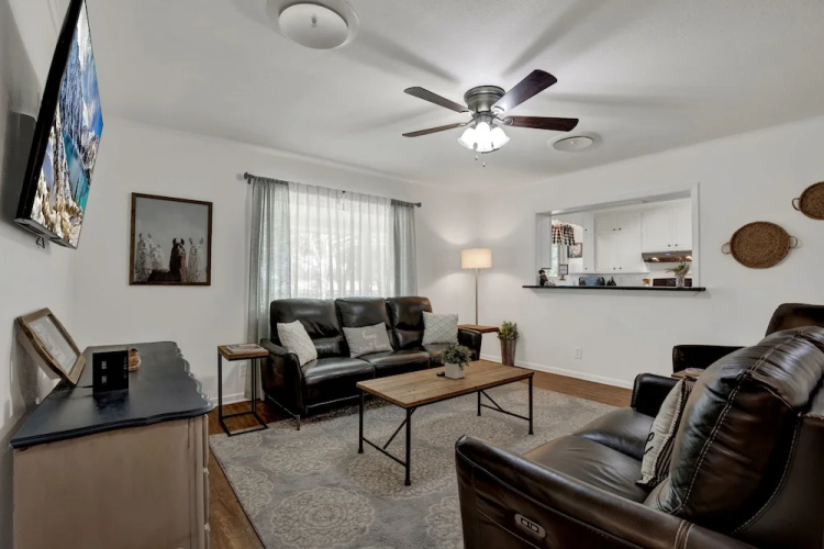 Spacious Home - Fire Pit, BBQ and Outdoor Seating!