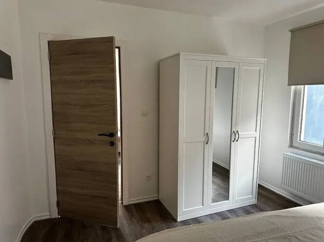 Modern 1BR plus LR Apt Near Gravensteen