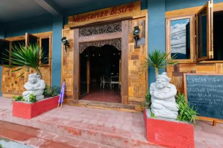 Chakra Backpacker Hostel & Vegetarian Bistro