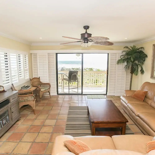 Oceanfront Serenity at Stylish Sea Haven 212