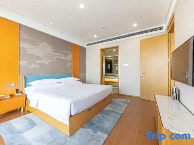 Deluxe Suite with lake view
