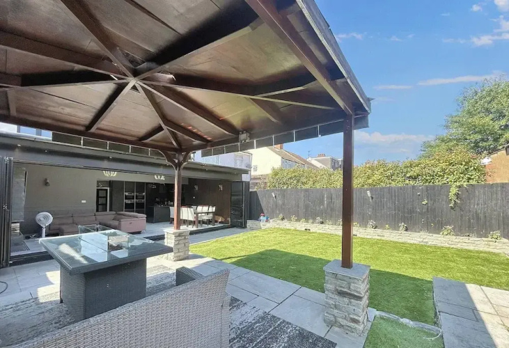 Elegant Family Home, 2x Jacuzzi Corner Bath
