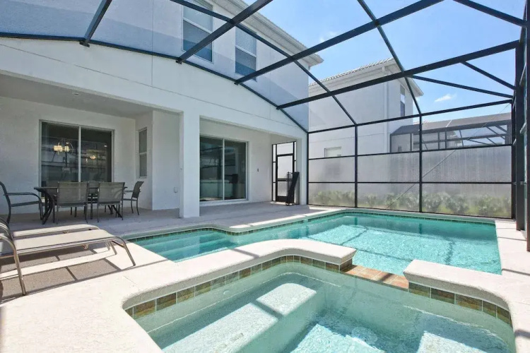 Spacious 6 Bed Home With Pool in Prime Storey Lake