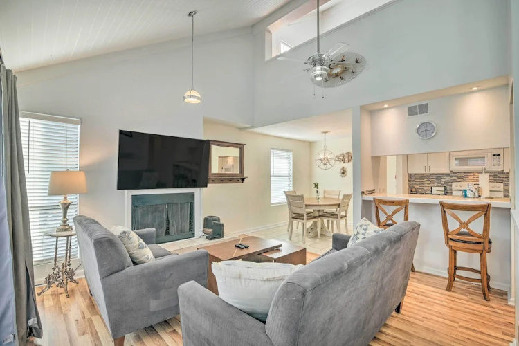 Myrtle Beach Condo: Balconies, Walk to Beach!