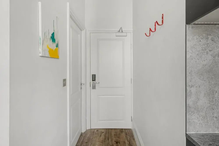 Modern Studio at Inverness Terrace