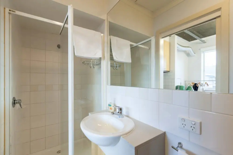 LUCINDA, Carlton Studio Apartment