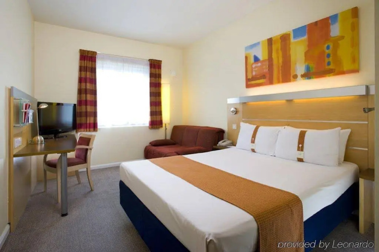 Holiday Inn Express London - Luton Airport photo 14