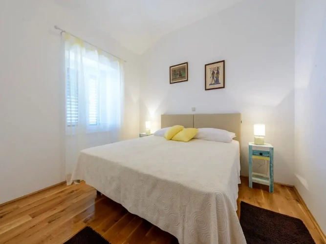 3 Bedrooms Cottage with balcony