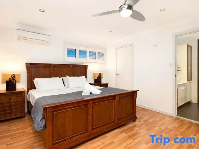 5 Bedrooms Apartment