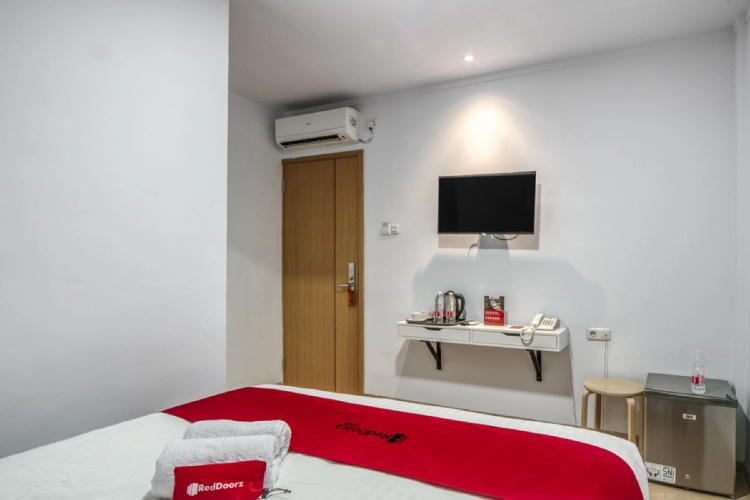 RedDoorz Plus @ Cideng Timur
