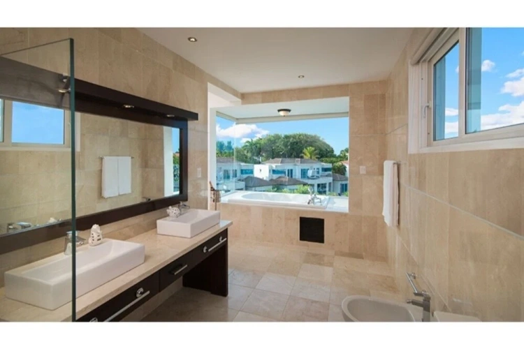 4 Bedrooms Villa
