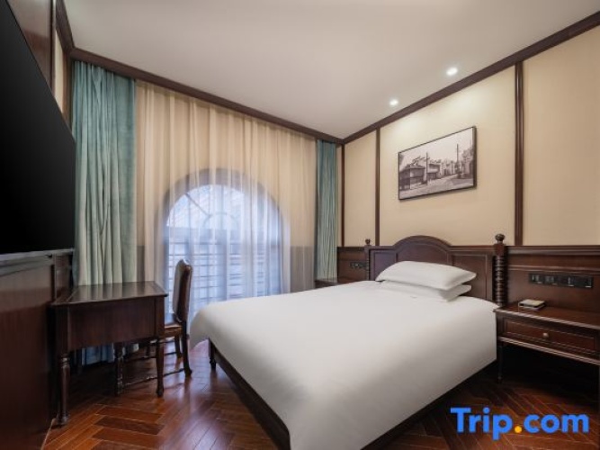 Deluxe Family Suite with garden view