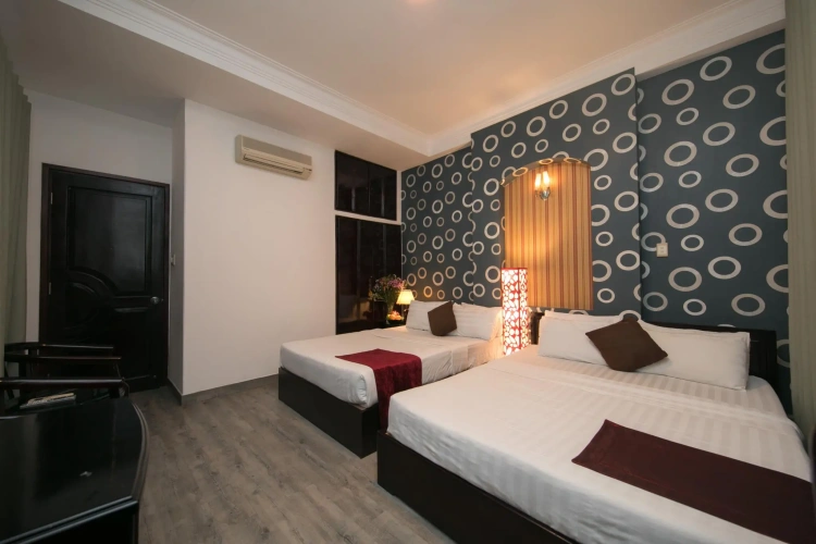 Deluxe Triple room with city view