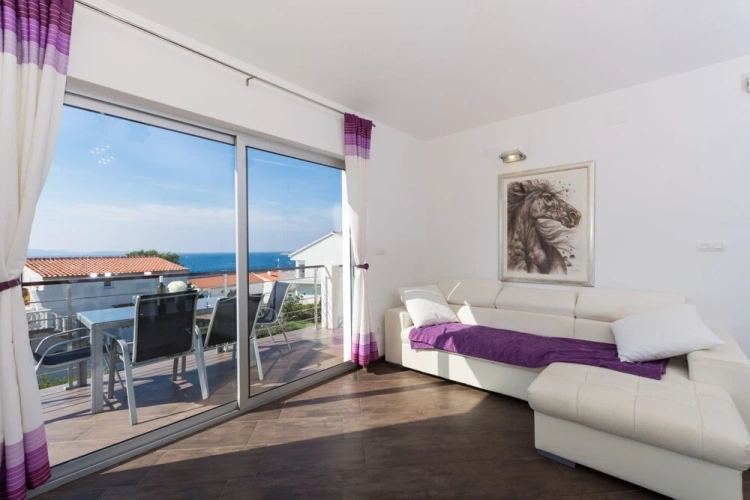4 Bedrooms Cottage with balcony