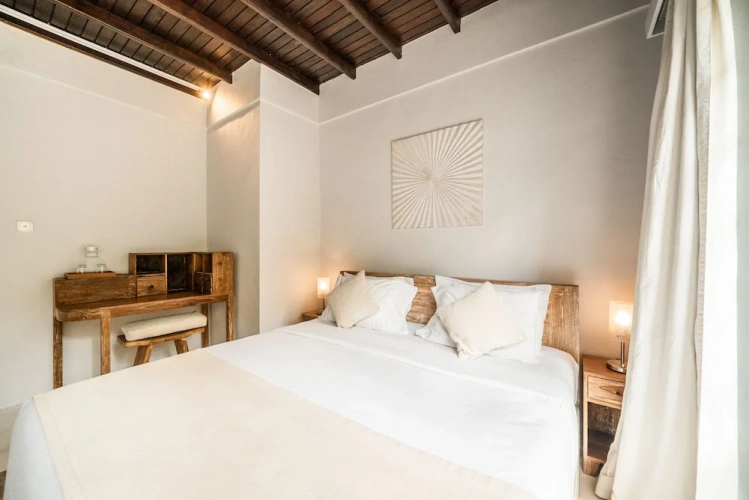 5 Bedrooms Villa