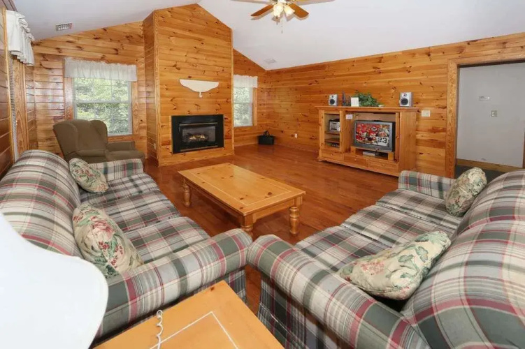 Cherry Blossom 11 3 Br cabin by RedAwning