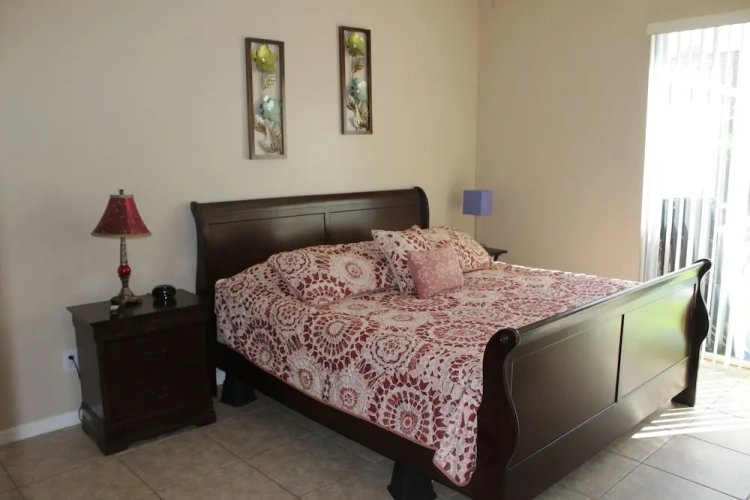 4 Bedrooms Standard Family room with pool view