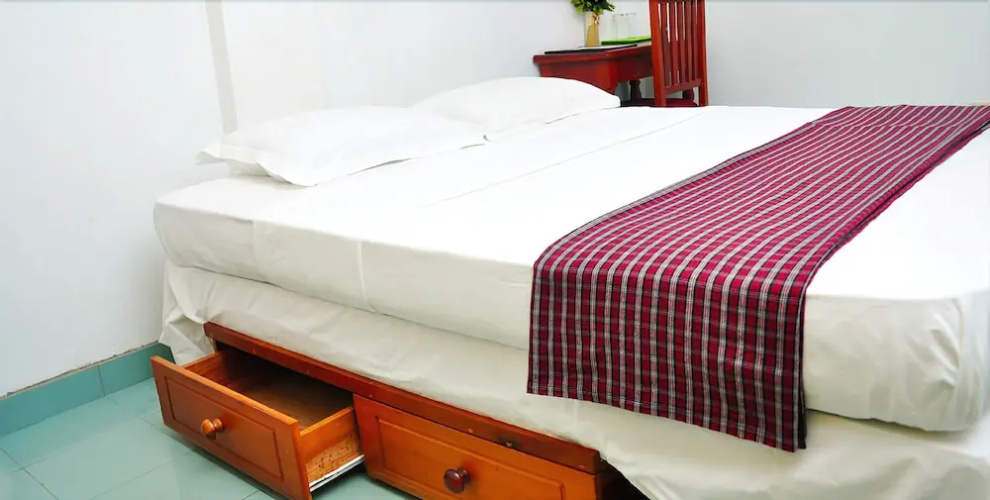 Night Station Hotel