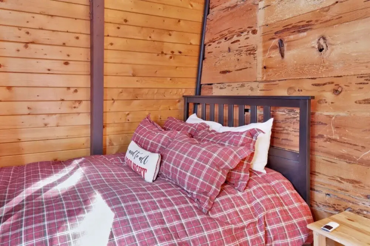 1946-wolf Cub Cabin 2 Bedroom Home by RedAwning