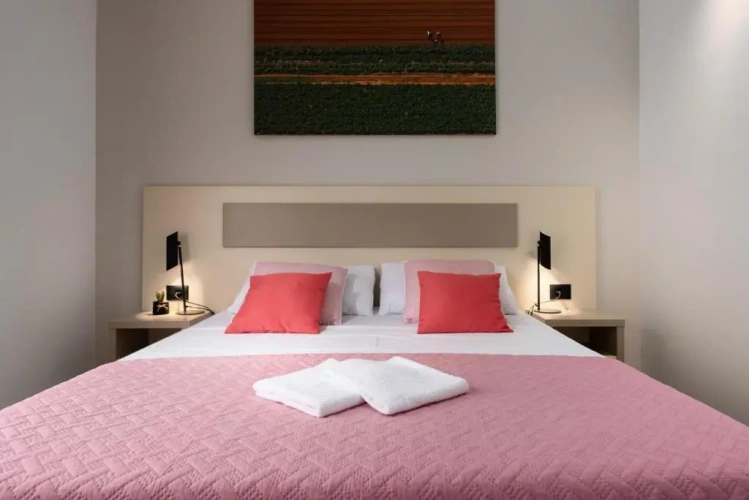 2 Bedrooms Apartment