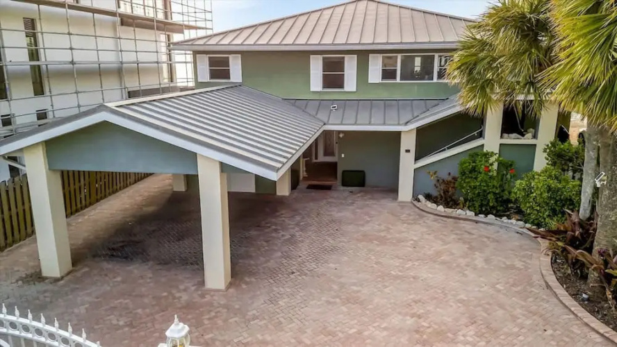 Stones Throw Beachfront Premier Suite 4 Views